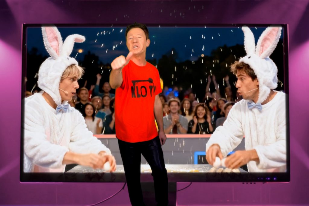 Eine Spielshow mit Kandidaten im Hasenkostüm